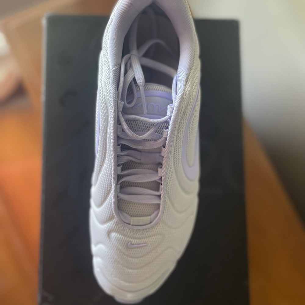 Like new W Air Max 720 Sz 7.5 sneakers